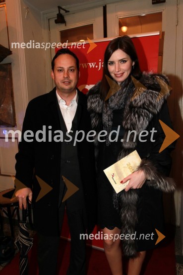 Nataša Pinoza, miss Universe Slovenije 2006 in njen fant Mario MurnSlovenka leta 2010 je Petra Majdič - druženje pred dvorano SNG Drama Ljubljana