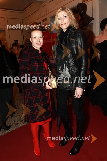 Regina Kogoj, pevka in Andreja Comino, novinarkaSlovenka leta 2010 je Petra Majdič - druženje pred dvorano SNG Drama Ljubljana