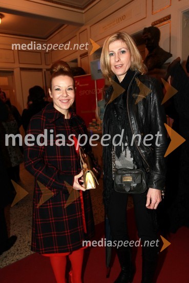 Regina Kogoj, pevka in Andreja Comino, novinarkaSlovenka leta 2010 je Petra Majdič - druženje pred dvorano SNG Drama Ljubljana