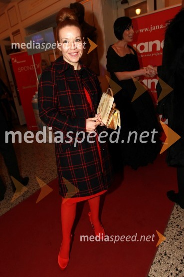 Regina Kogoj, pevkaSlovenka leta 2010 je Petra Majdič - druženje pred dvorano SNG Drama Ljubljana