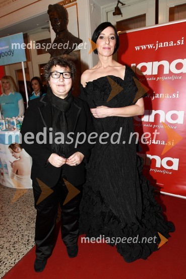 Dragica Petrovič, producentka in režiserka ter Melita Berzelak, glavna in odgovorna urednica revije Jana 	Slovenka leta 2010 je Petra Majdič - druženje pred dvorano SNG Drama Ljubljana