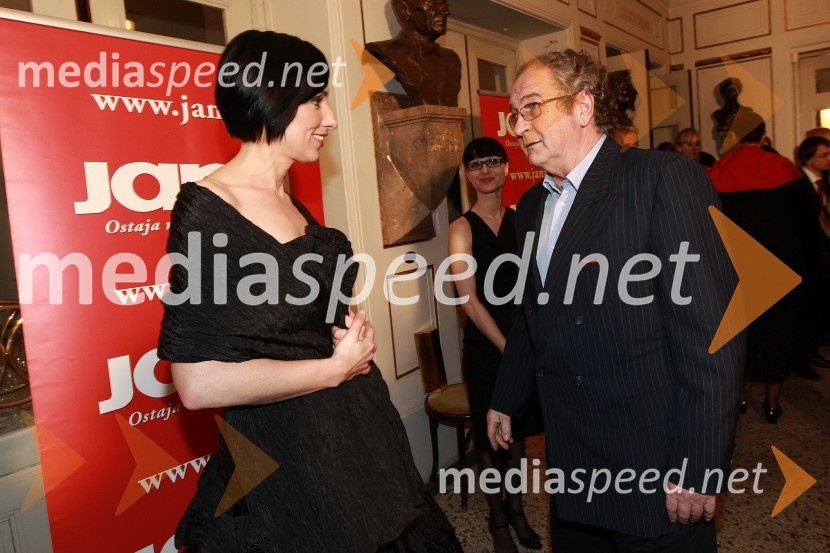 Melita Berzelak, glavna in odgovorna urednica revije Jana ter Ivo Ban, ravnatelj SNG Drama LjubljanaSlovenka leta 2010 je Petra Majdič - druženje pred dvorano SNG Drama Ljubljana