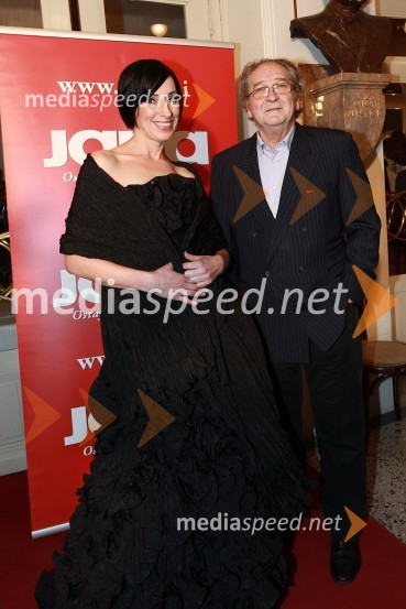 Melita Berzelak, glavna in odgovorna urednica revije Jana ter Ivo Ban, ravnatelj SNG Drama LjubljanaSlovenka leta 2010 je Petra Majdič - druženje pred dvorano SNG Drama Ljubljana