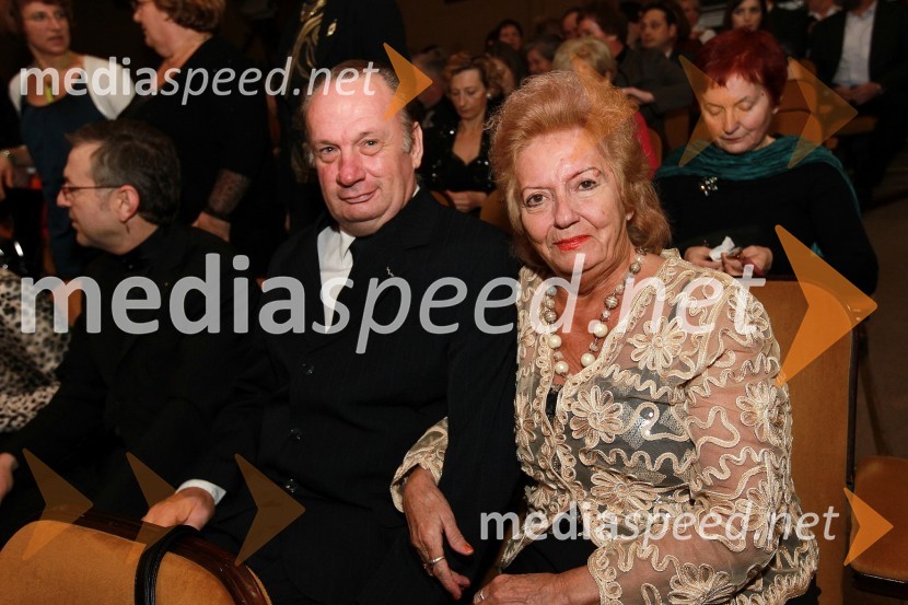 ... in Veronika Klemenčič, Združenje univerzitetnih izobraženk SlovenijeSlovenka leta 2010 je Petra Majdič - druženje pred dvorano SNG Drama Ljubljana