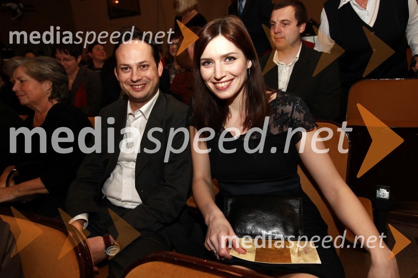 Nataša Pinoza, miss Universe Slovenije 2006 in njen fant Mario MurnSlovenka leta 2010 je Petra Majdič - druženje pred dvorano SNG Drama Ljubljana