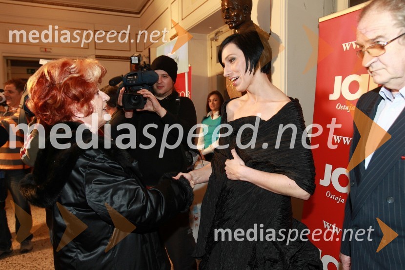 Bernarda Jeklin, nekdanja urednica revije Jana in Melita Berzelak, glavna in odgovorna urednica revije JanaSlovenka leta 2010 je Petra Majdič - druženje pred dvorano SNG Drama Ljubljana