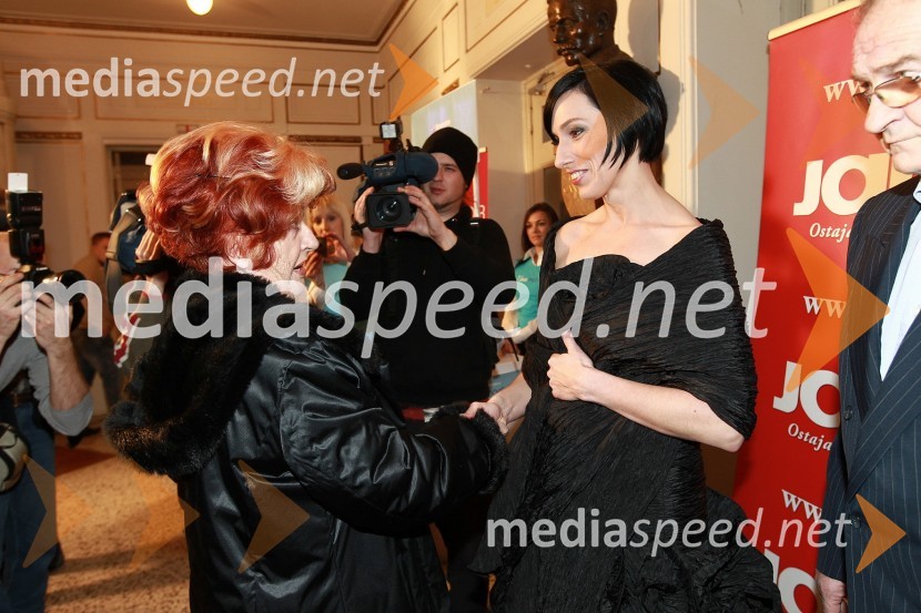 Bernarda Jeklin, nekdanja urednica revije Jana in Melita Berzelak, glavna in odgovorna urednica revije JanaSlovenka leta 2010 je Petra Majdič - druženje pred dvorano SNG Drama Ljubljana