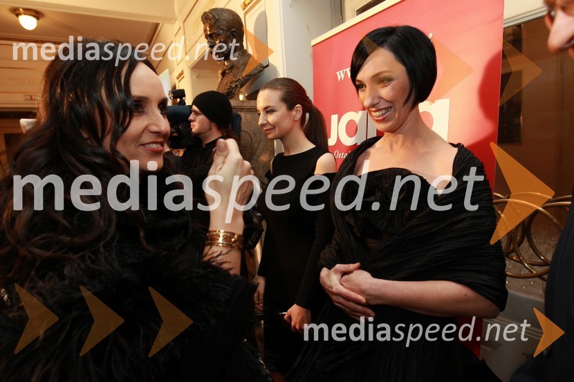 Benka Pulko, kolumnistka ter Slovenka leta 2003 ter Melita Berzelak, glavna in odgovorna urednica revije JanaSlovenka leta 2010 je Petra Majdič - druženje pred dvorano SNG Drama Ljubljana