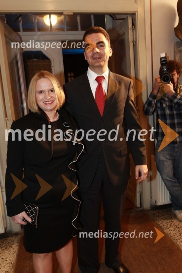 Danilo Tomšič, direktor področja prodaja in marketing v podjetju Mobitel in soproga Andreja Šuštaršič TomšičSlovenka leta 2010 je Petra Majdič - druženje pred dvorano SNG Drama Ljubljana