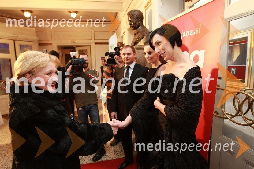 Jerca Mrzel, igralka ter Melita Berzelak, glavna in odgovorna urednica revije JanaSlovenka leta 2010 je Petra Majdič - druženje pred dvorano SNG Drama Ljubljana