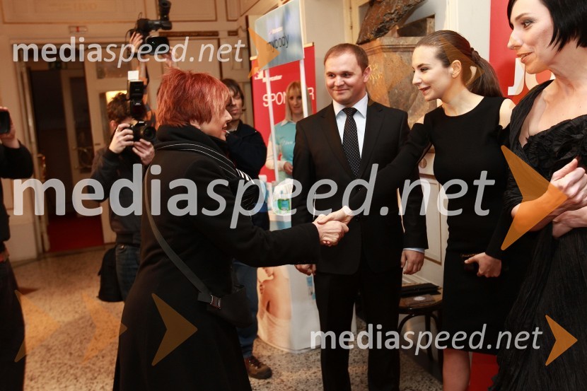 Majda Širca, ministrica za kulturo, Matej Raščan, direktor in lastnik podjetja Rašica Point d.o.o. ter podjetja Delo revije, d.d. in Marija Pandrc, izvršna direktorica podjetja Rašica,Slovenka leta 2010 je Petra Majdič - druženje pred dvorano SNG Drama Ljubljana