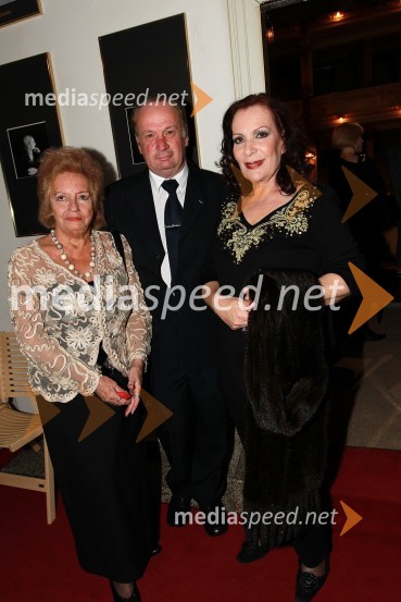 Veronika Klemenčič, Združenje univerzitetnih izobraženk Slovenije, ... in Radojka Šverko, pevkaSlovenka leta 2010 je Petra Majdič - druženje pred dvorano SNG Drama Ljubljana