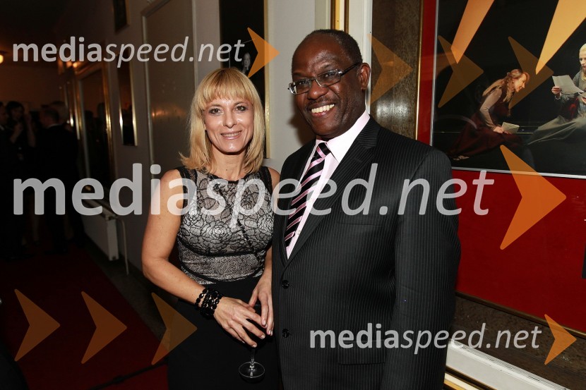 Barbra Jermann, urednica revije Lady in dr. Peter Bossman, župan občine PiranSlovenka leta 2010 je Petra Majdič - druženje pred dvorano SNG Drama Ljubljana