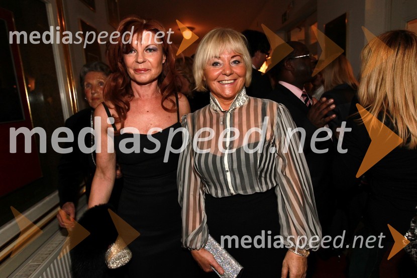 Darja Kuhar Kotnik in Daniela Čehovin, uvoznica blagovne znamke EscadaSlovenka leta 2010 je Petra Majdič - druženje pred dvorano SNG Drama Ljubljana