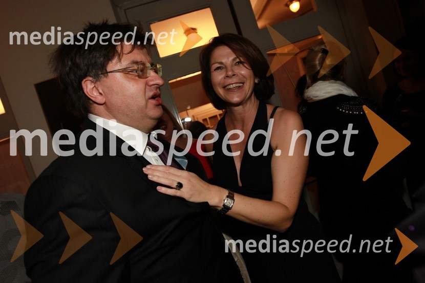 Dr. Vlado Dimovski, profesor na Ekonomski fakulteti v Ljubljani in mag. Lidia Pavlin, NichaSlovenka leta 2010 je Petra Majdič - druženje pred dvorano SNG Drama Ljubljana