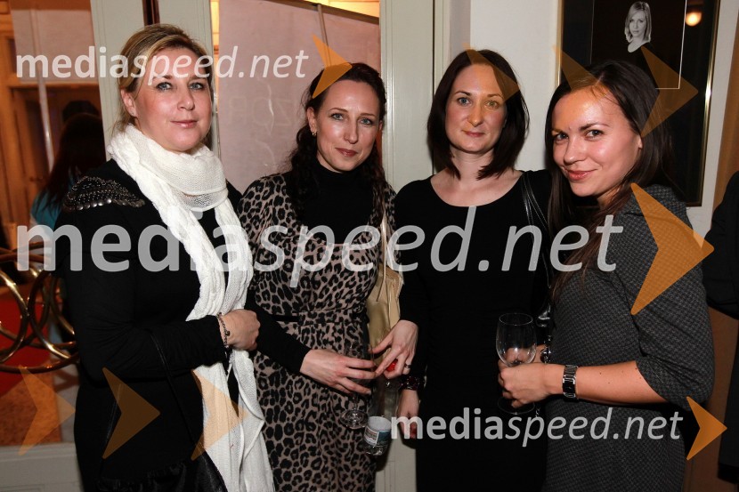 Slovenka leta 2010 je Petra Majdič - druženje pred dvorano SNG Drama Ljubljana