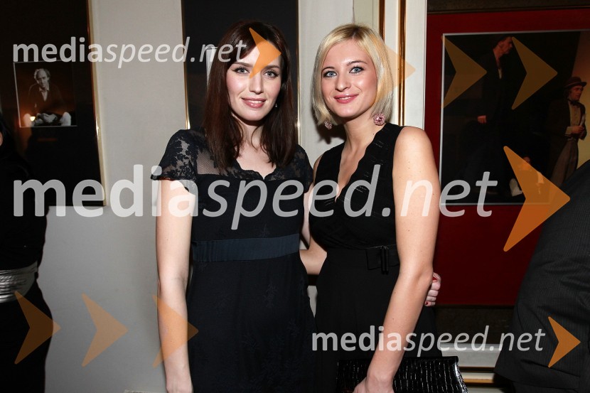 Nataša Pinoza, miss Universe Slovenije 2006 in Marika Savšek, miss Universe 2010Slovenka leta 2010 je Petra Majdič - druženje pred dvorano SNG Drama Ljubljana