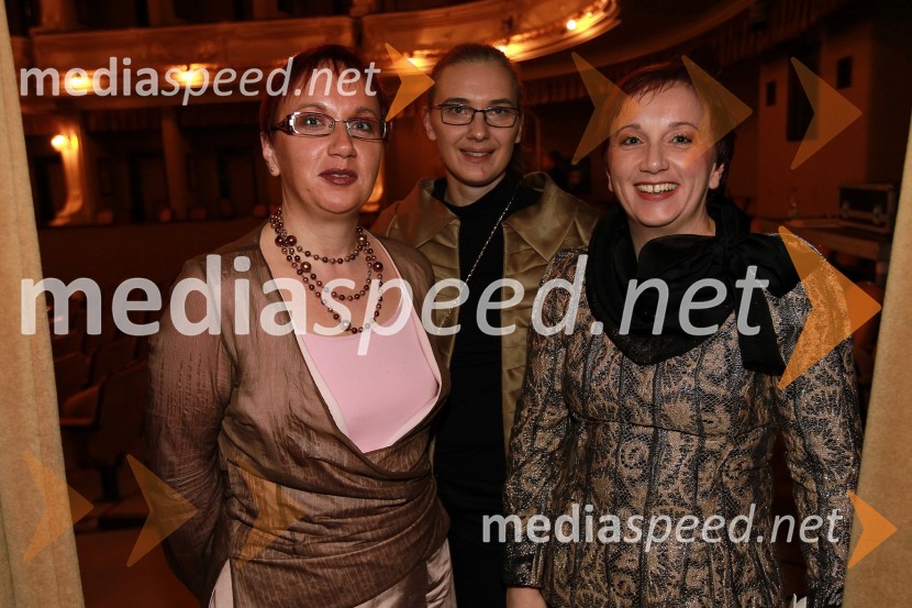 Monika Povšič, pomočnica poslovne direktorice Dela, Mojca Celin, modna oblikovalka in Sabrina Povšič Štimec, vodja službe za odnose z javnostjo RTV Slovenija

Slovenka leta 2010 je Petra Majdič - druženje pred dvorano SNG Drama Ljubljana