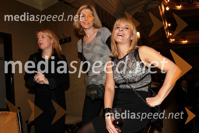 Andreja Comino, novinarka in Barbra Jermann, urednica revije LadySlovenka leta 2010 je Petra Majdič - druženje pred dvorano SNG Drama Ljubljana
