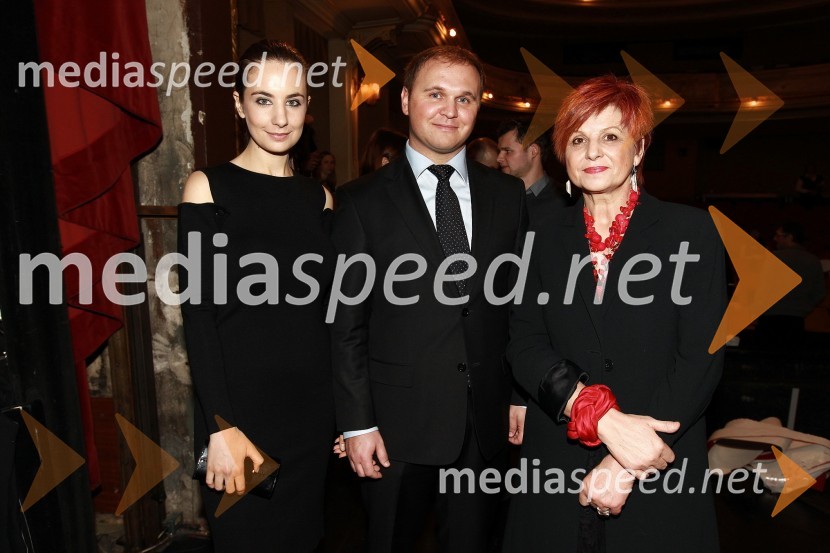 Marija Pandrc, izvršna direktorica podjetja Rašica, Matej Raščan, direktor in lastnik podjetja Rašica Point d.o.o. ter podjetja Delo revije, d.d. in Majda Širca, ministrica za kulturoSlovenka leta 2010 je Petra Majdič - druženje pred dvorano SNG Drama Ljubljana