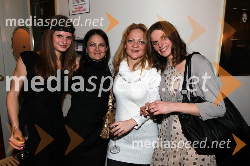 Lea Ružič, Katarina Klemenčič, Polona Klemenčič in Petra Matos, geografinja in ekologinja ter nominiranka za Slovenko leta 2010Slovenka leta 2010 je Petra Majdič - druženje pred dvorano SNG Drama Ljubljana