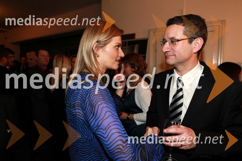 Katarina Kresal, ministrica za notranje zadeve ter Slovenka leta 2009 in Rajmond Debevec, strelec z malokalibrsko puškoSlovenka leta 2010 je Petra Majdič - druženje pred dvorano SNG Drama Ljubljana