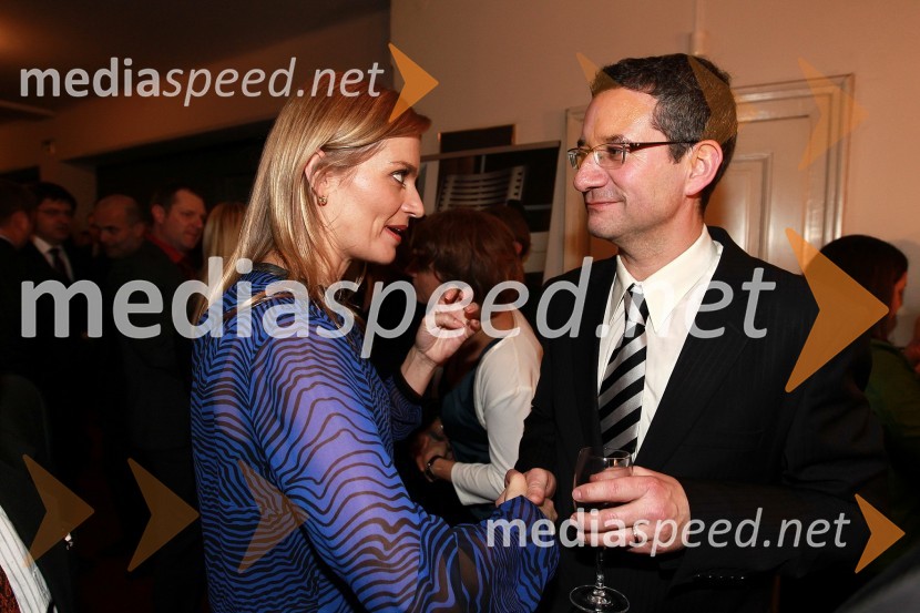 Katarina Kresal, ministrica za notranje zadeve ter Slovenka leta 2009 in Rajmond Debevec, strelec z malokalibrsko puškoSlovenka leta 2010 je Petra Majdič - druženje pred dvorano SNG Drama Ljubljana