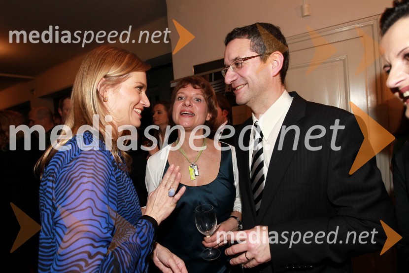 Katarina Kresal, ministrica za notranje zadeve ter Slovenka leta 2009, Rajmond Debevec, strelec z malokalibrsko puško in soproga MetkaSlovenka leta 2010 je Petra Majdič - druženje pred dvorano SNG Drama Ljubljana