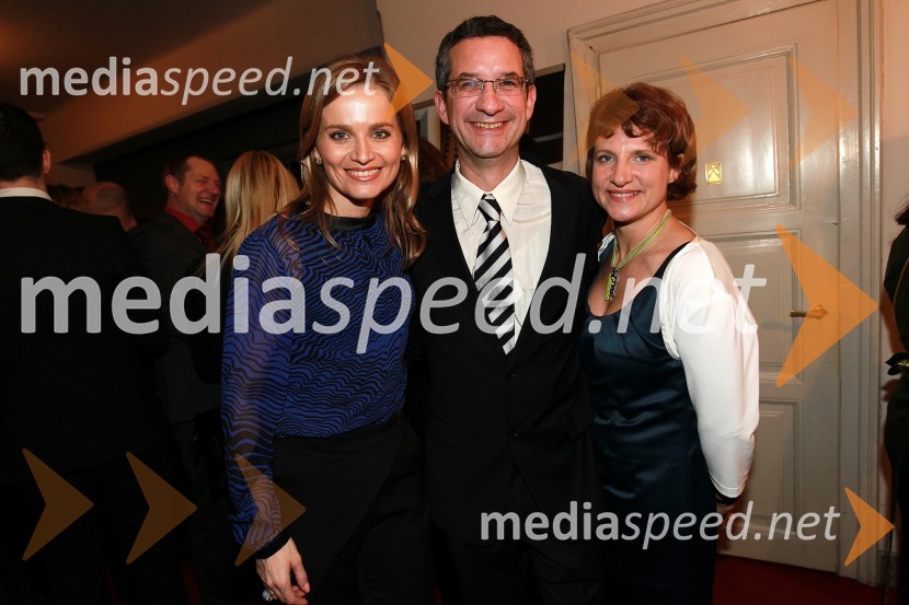 Katarina Kresal, ministrica za notranje zadeve ter Slovenka leta 2009, Rajmond Debevec, strelec z malokalibrsko puško in soproga MetkaSlovenka leta 2010 je Petra Majdič - druženje pred dvorano SNG Drama Ljubljana