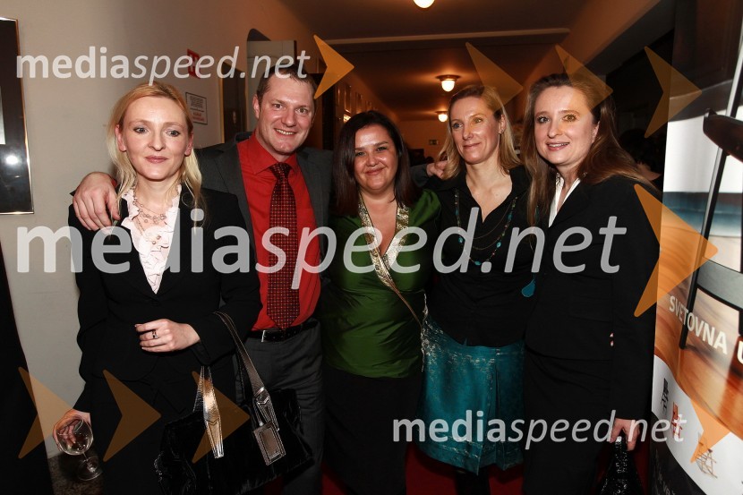 Slovenka leta 2010 je Petra Majdič - druženje pred dvorano SNG Drama Ljubljana