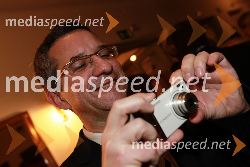 Rajmond Debevec, strelec z malokalibrsko puškoSlovenka leta 2010 je Petra Majdič - druženje pred dvorano SNG Drama Ljubljana