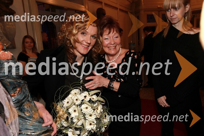 Petra Majdič, smučarska tekačica ter Slovenka leta 2010 in Tjaša Andree Prosenc, odvetnicaSlovenka leta 2010 je Petra Majdič - druženje pred dvorano SNG Drama Ljubljana