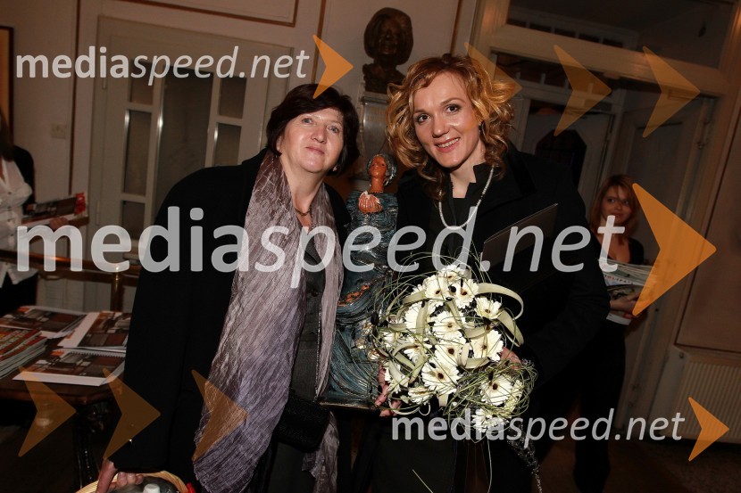 Petra Majdič, smučarska tekačica ter Slovenka leta 2010 in mama VeraSlovenka leta 2010 je Petra Majdič - druženje pred dvorano SNG Drama Ljubljana