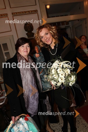 Petra Majdič, smučarska tekačica ter Slovenka leta 2010 in mama VeraSlovenka leta 2010 je Petra Majdič - druženje pred dvorano SNG Drama Ljubljana