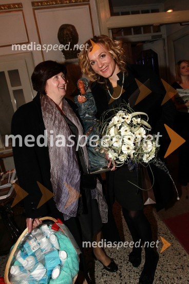 Petra Majdič, smučarska tekačica ter Slovenka leta 2010 in mama VeraSlovenka leta 2010 je Petra Majdič - druženje pred dvorano SNG Drama Ljubljana