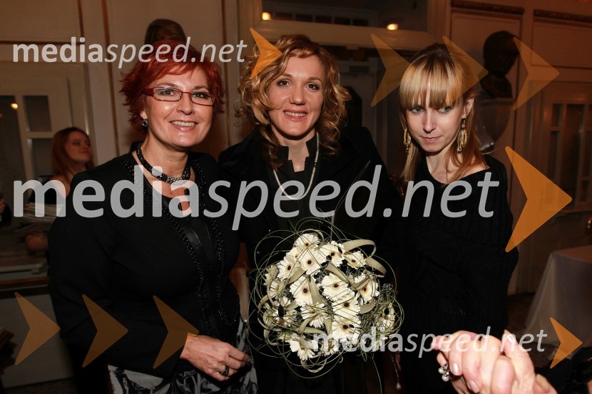 Darinka Pavlič Kamien, vodja službe za odnose z javnostmi pri Telekomu Slovenija, Petra Majdič, smučarska tekačica ter Slovenka leta 2010 in Janina Žagar, pomočnica vodje Tržnega komuniciranja in odnosov z javnostmi Delo Revije, d. d.
Slovenka leta 2010 je Petra Majdič - druženje pred dvorano SNG Drama Ljubljana
