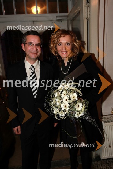 Rajmond Debevec, strelec z malokalibrsko puško in Petra Majdič, smučarska tekačica ter Slovenka leta 2010Slovenka leta 2010 je Petra Majdič - druženje pred dvorano SNG Drama Ljubljana