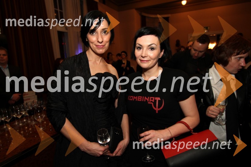 Melita Berzelak, glavna in odgovorna urednica revije Jana ter Maksimiljana Ipavec, umetniški vodja Ženskega pevskega zbora Kombinat ter nominiranka za Slovenko leta 2010Slovenka leta 2010 je Petra Majdič - druženje pred dvorano SNG Drama Ljubljana