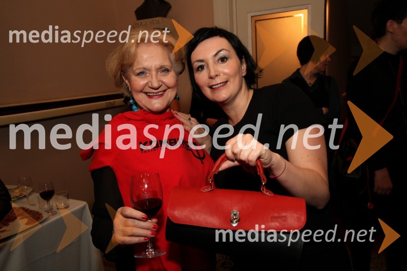 Jerca Mrzel, igralka in Maksimiljana Ipavec, umetniški vodja Ženskega pevskega zbora Kombinat ter nominiranka za Slovenko leta 2010Slovenka leta 2010 je Petra Majdič - druženje pred dvorano SNG Drama Ljubljana