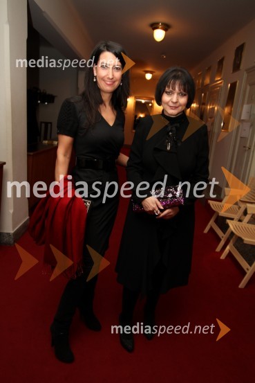 Petra Kancler, novinarka in Jožica Brodarič, modna ikonaSlovenka leta 2010 je Petra Majdič - druženje pred dvorano SNG Drama Ljubljana