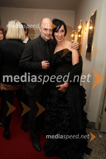 Janez Lombergar, v.d. direktorja Televizije Slovenija in Melita Berzelak, glavna in odgovorna urednica revije JanaSlovenka leta 2010 je Petra Majdič - druženje pred dvorano SNG Drama Ljubljana