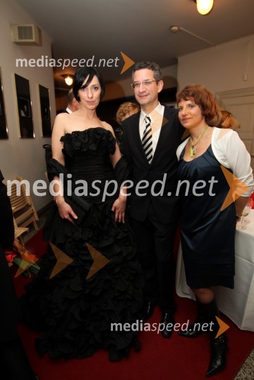 Melita Berzelak, glavna in odgovorna urednica revije Jana, Rajmond Debevec, strelec z malokalibrsko puško in soproga MetkaSlovenka leta 2010 je Petra Majdič - druženje pred dvorano SNG Drama Ljubljana