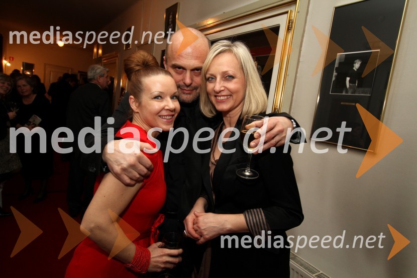 Regina Kogoj, pevka, Janez Lombergar, v.d. direktorja Televizije Slovenija in soproga Barbara Volčič LombergarSlovenka leta 2010 je Petra Majdič - druženje pred dvorano SNG Drama Ljubljana