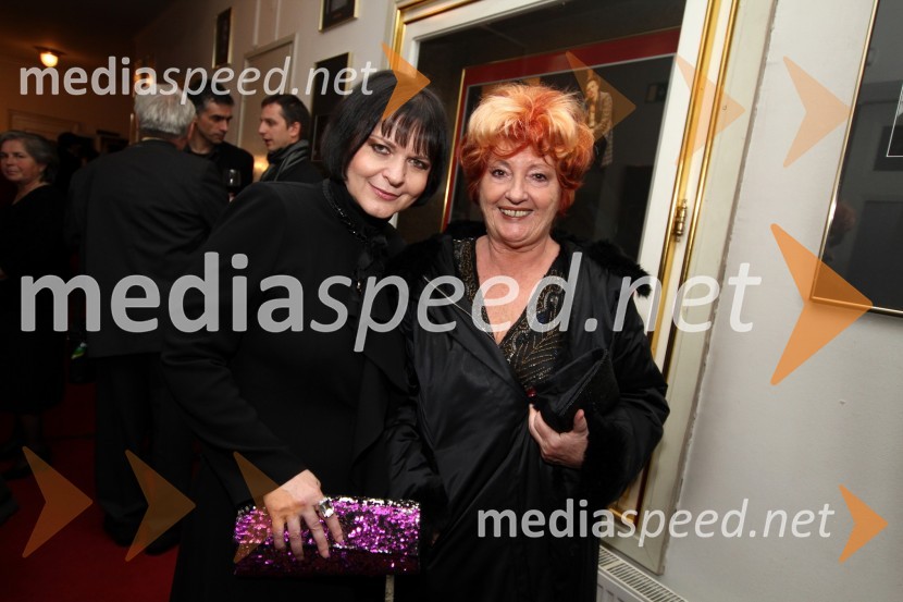 Jožica Brodarič, modna ikona in Bernarda Jeklin, nekdanja urednica revije JanaSlovenka leta 2010 je Petra Majdič - druženje pred dvorano SNG Drama Ljubljana