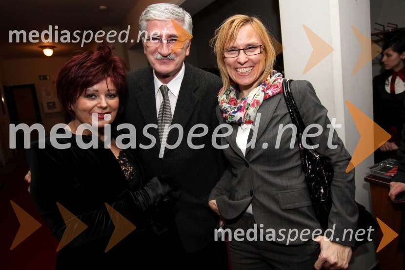 Zdenka Kahne, lastnica in direktorica kozmetike Kahne, Petar Radović in mag. Cvetka Žirovnik, pomočnica generalnega direktorja RTV Slovenija za organizacijo, kadre in izobraževanjeSlovenka leta 2010 je Petra Majdič - druženje pred dvorano SNG Drama Ljubljana