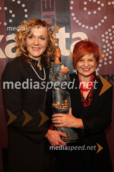 Petra Majdič, smučarska tekačica ter Slovenka leta 2010 in Majda Širca, ministrica za kulturoSlovenka leta 2010 je Petra Majdič - druženje pred dvorano SNG Drama Ljubljana