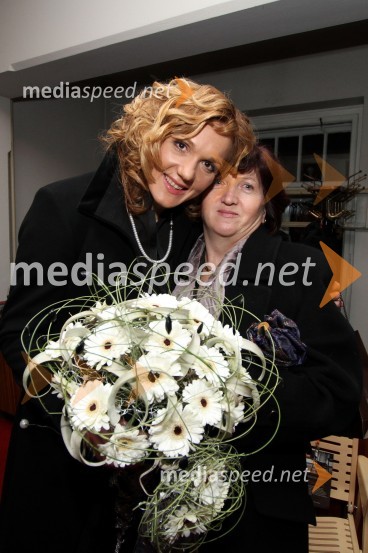 Petra Majdič, smučarska tekačica ter Slovenka leta 2010 in mama VeraSlovenka leta 2010 je Petra Majdič - druženje pred dvorano SNG Drama Ljubljana