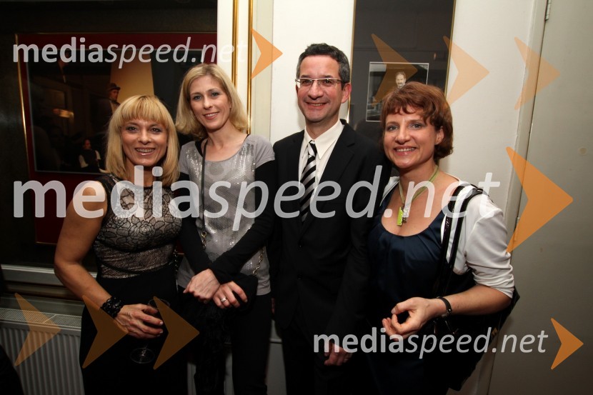 Barbra Jermann, urednica revije Lady, Andreja Comino, novinarka, Rajmond Debevec, strelec z malokalibrsko puško in soproga MetkaSlovenka leta 2010 je Petra Majdič - druženje pred dvorano SNG Drama Ljubljana