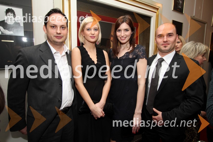 Marika Savšek, miss Universe 2010 in fant Jernej Jevnišek ter Nataša Pinoza, miss Universe Slovenije 2006 in njen fant Mario MurnSlovenka leta 2010 je Petra Majdič - druženje pred dvorano SNG Drama Ljubljana