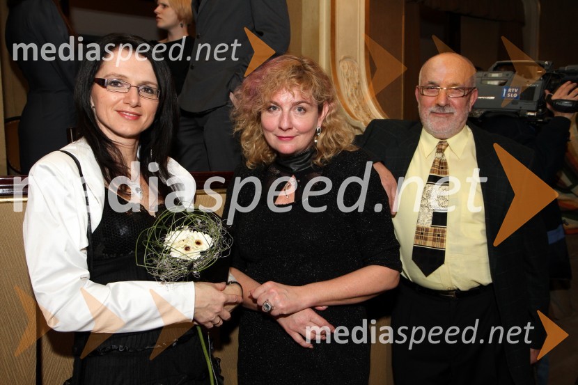 Dr. Marinka Vovk, inovatorka ter nominiranka za Slovenko leta 2010, dr. Evita Leskovšek in ...Slovenka leta 2010 je Petra Majdič - druženje pred dvorano SNG Drama Ljubljana
